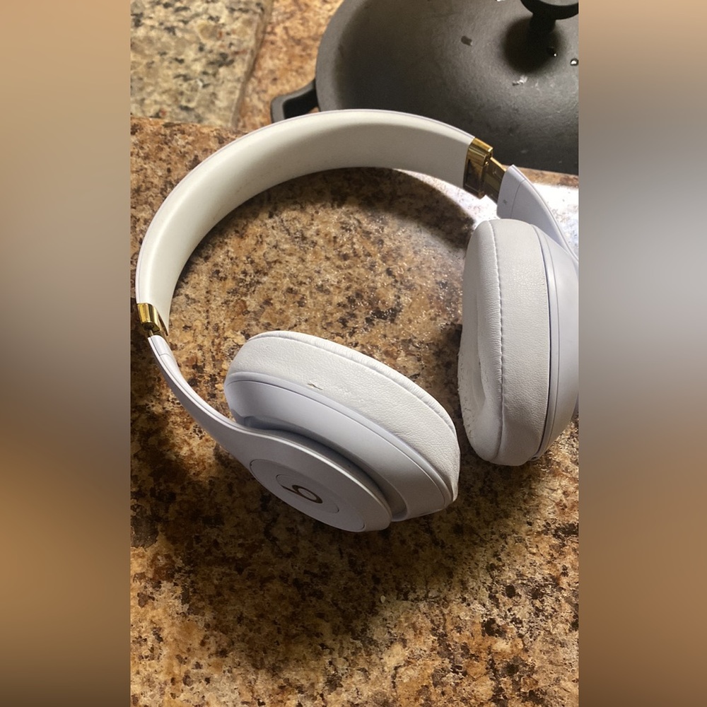 Beats by Dre Studo 3 Wireless headset